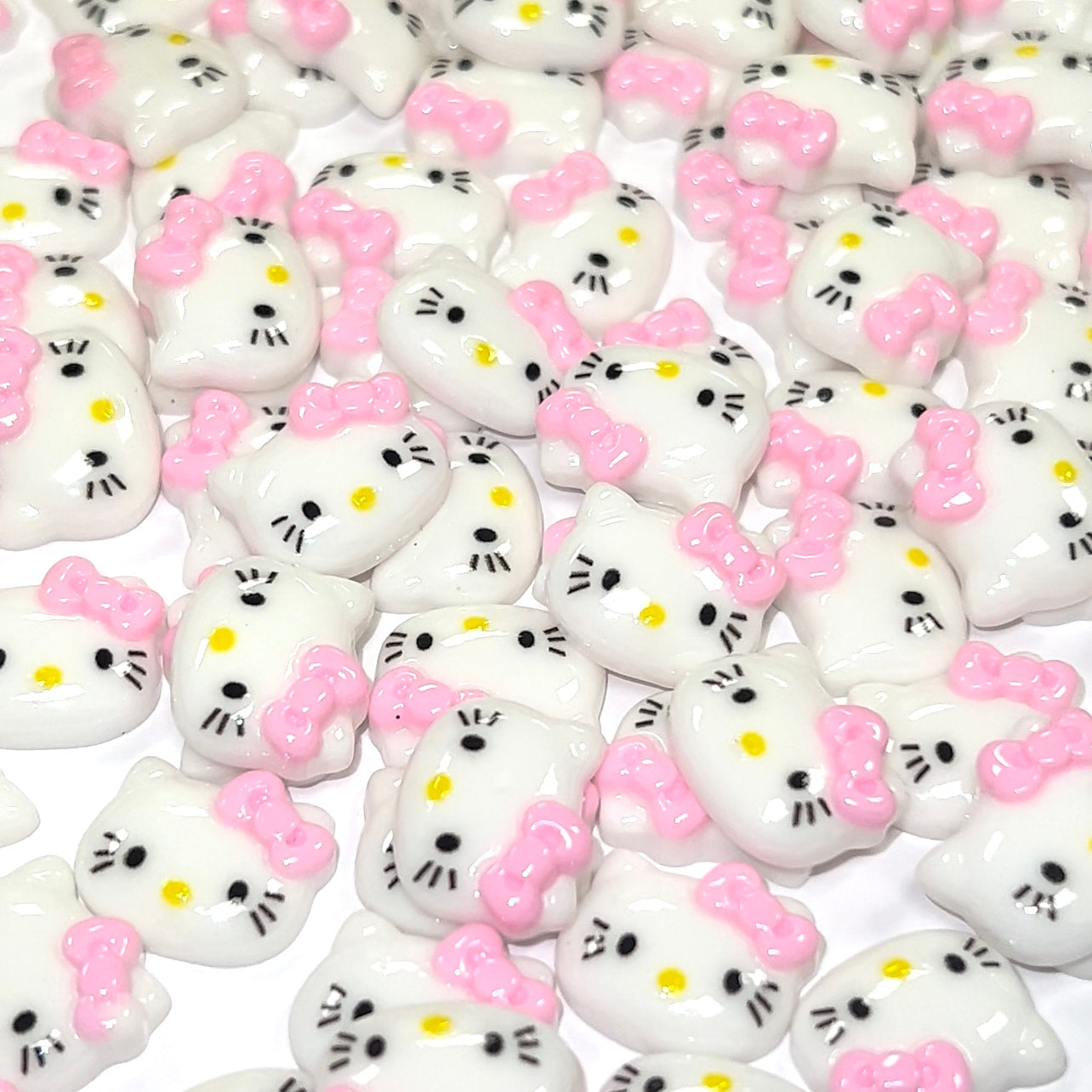 WHITE HK CHARM (10PC)